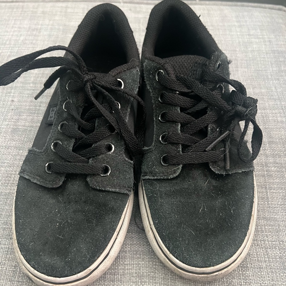 Youth DC black sneakers